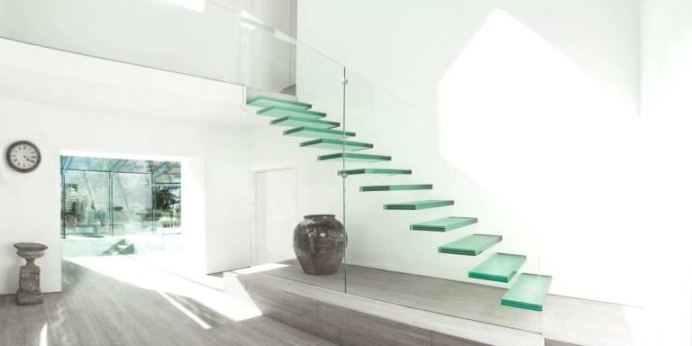 glazen zwevende trap